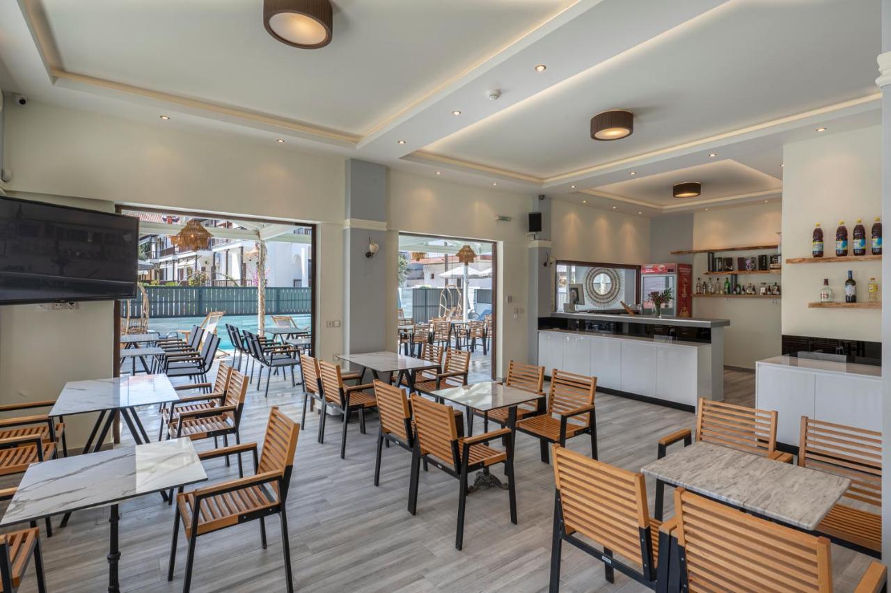 Adonis Aparthotel 2*